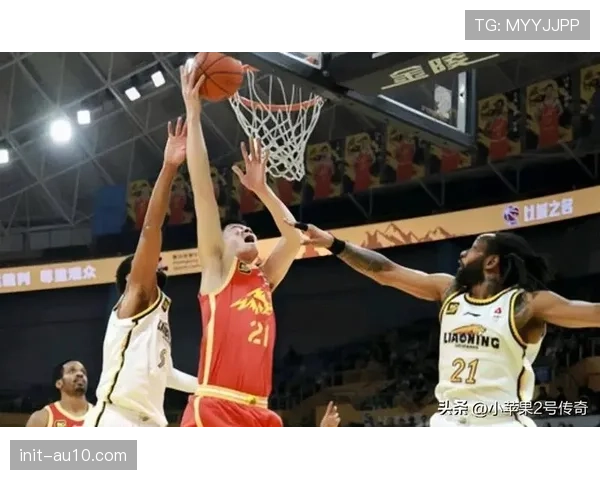 【2026年4月CBA联赛区域防守与盯人混用趋势·季后赛·赛中·特写特写：广厦队朱俊龙一次成功的“盯转联”防守，直接促成快攻反击